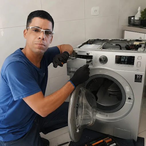 Técnico da WTC consertando lava e seca em Vicente Pires